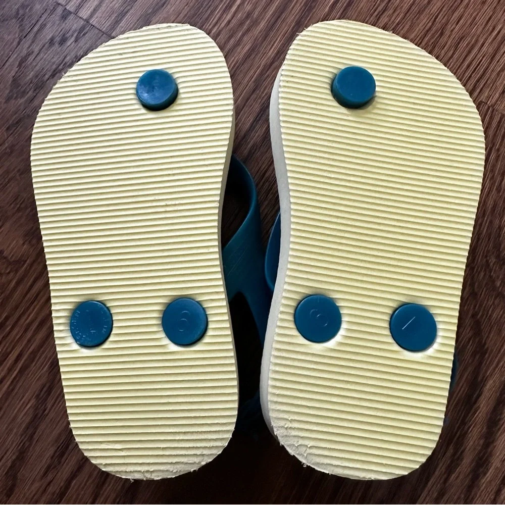 Old Navy yellow surfing dinosaur flip flops, toddler size 6